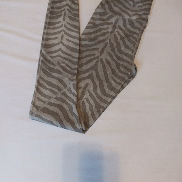 Varely Women's Bedford Tight Silver Zebra Leggings Grey Size XXS Athletic Tight - Picture 4 of 7